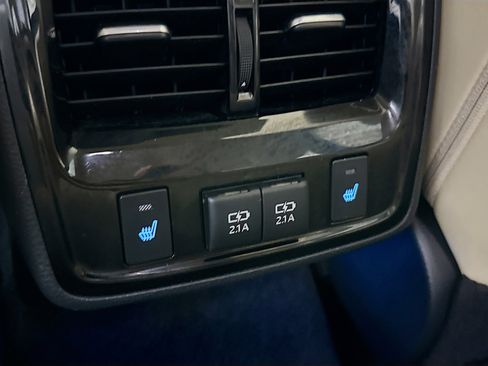 Used 2019 Toyota Avalon Limited image 31