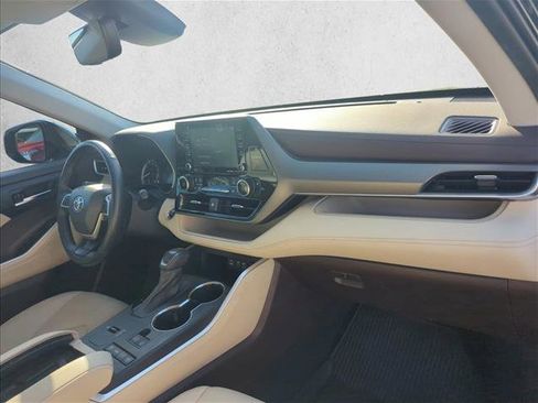 Used 2022 Toyota Highlander XLE FWD image 27