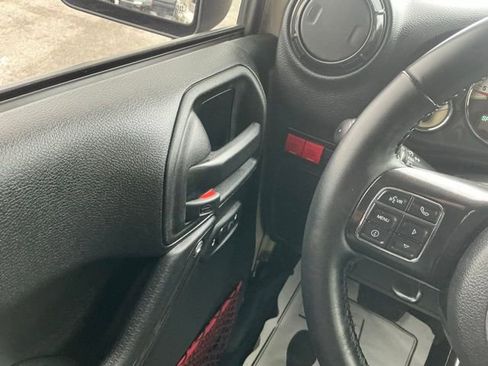 Used 2017 Jeep Wrangler Unlimited Rubicon image 24