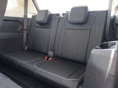 Used 2023 Volkswagen Tiguan SE w/ Panoramic Sunroof Package FWD image 30