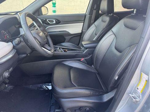 Used 2025 Jeep Compass Limited image 28