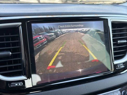 Used 2024 Chrysler Pacifica Touring-L FWD image 17