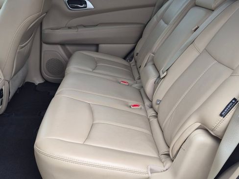 Used 2019 Nissan Pathfinder SL FWD image 18