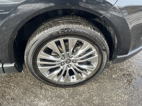 Used 2023 Toyota Venza Limited image 16