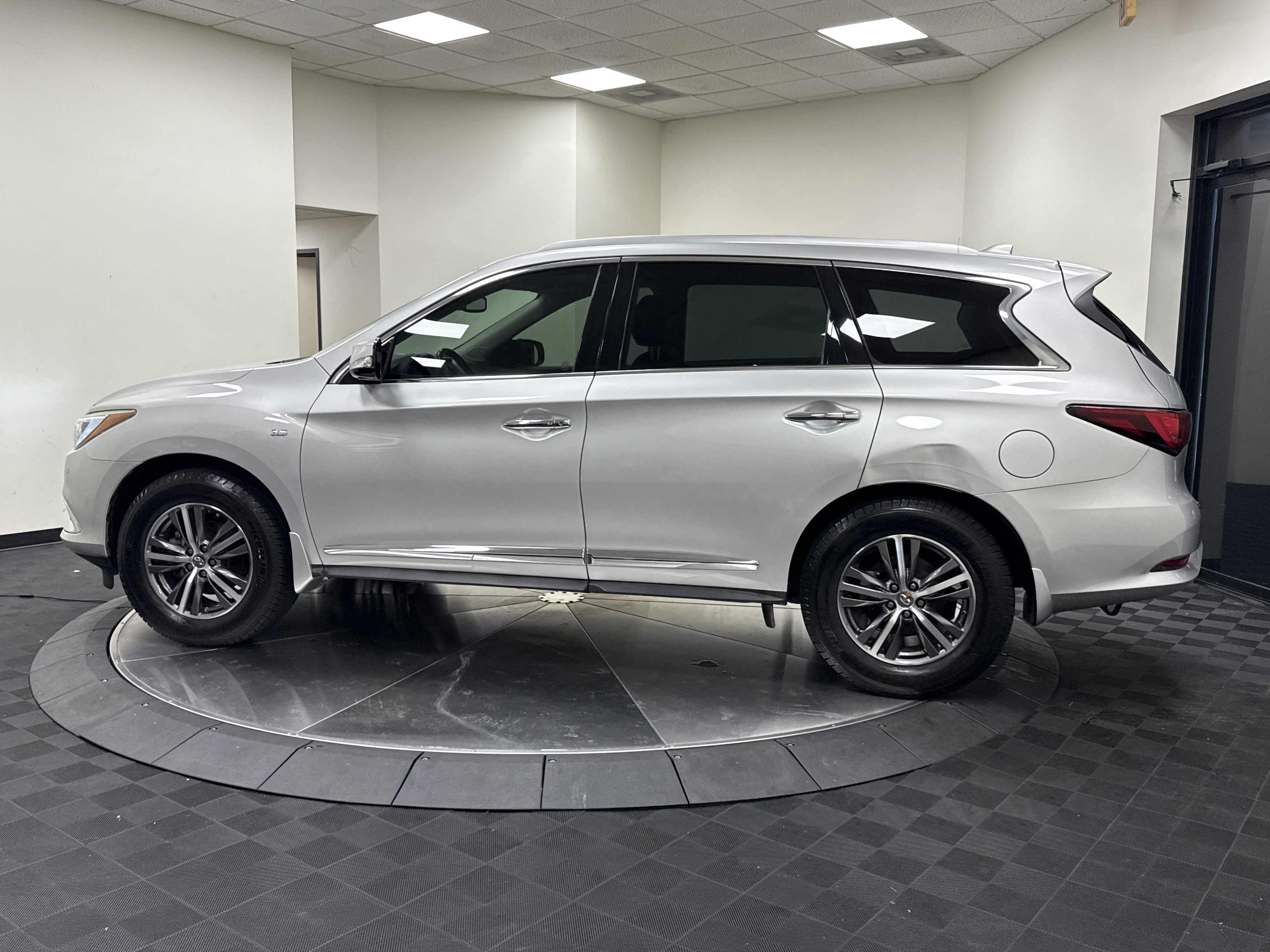 Used 2019 INFINITI QX60 Luxe w/ Essential Package FWD image 4