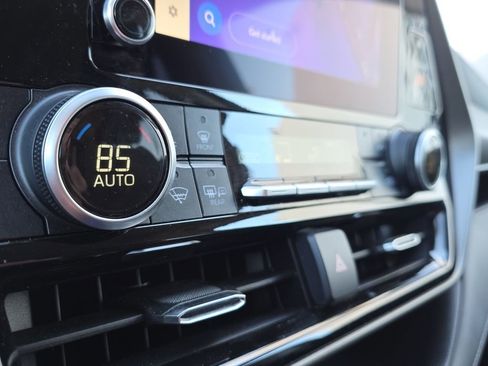 Used 2024 Toyota Highlander LE image 25