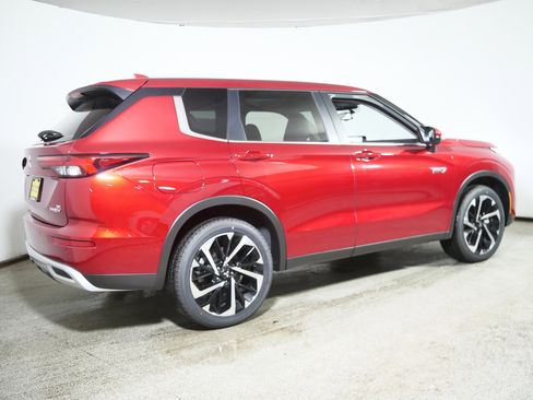 New 2025 Mitsubishi Outlander SE image 2