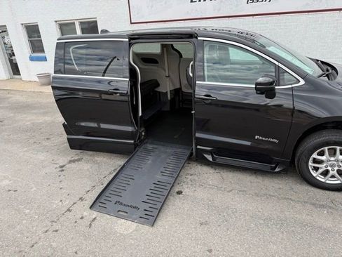 Used 2023 Chrysler Pacifica Touring-L FWD image 19
