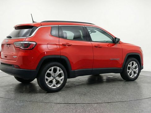 Used 2025 Jeep Compass Latitude AWD/4WD image 9
