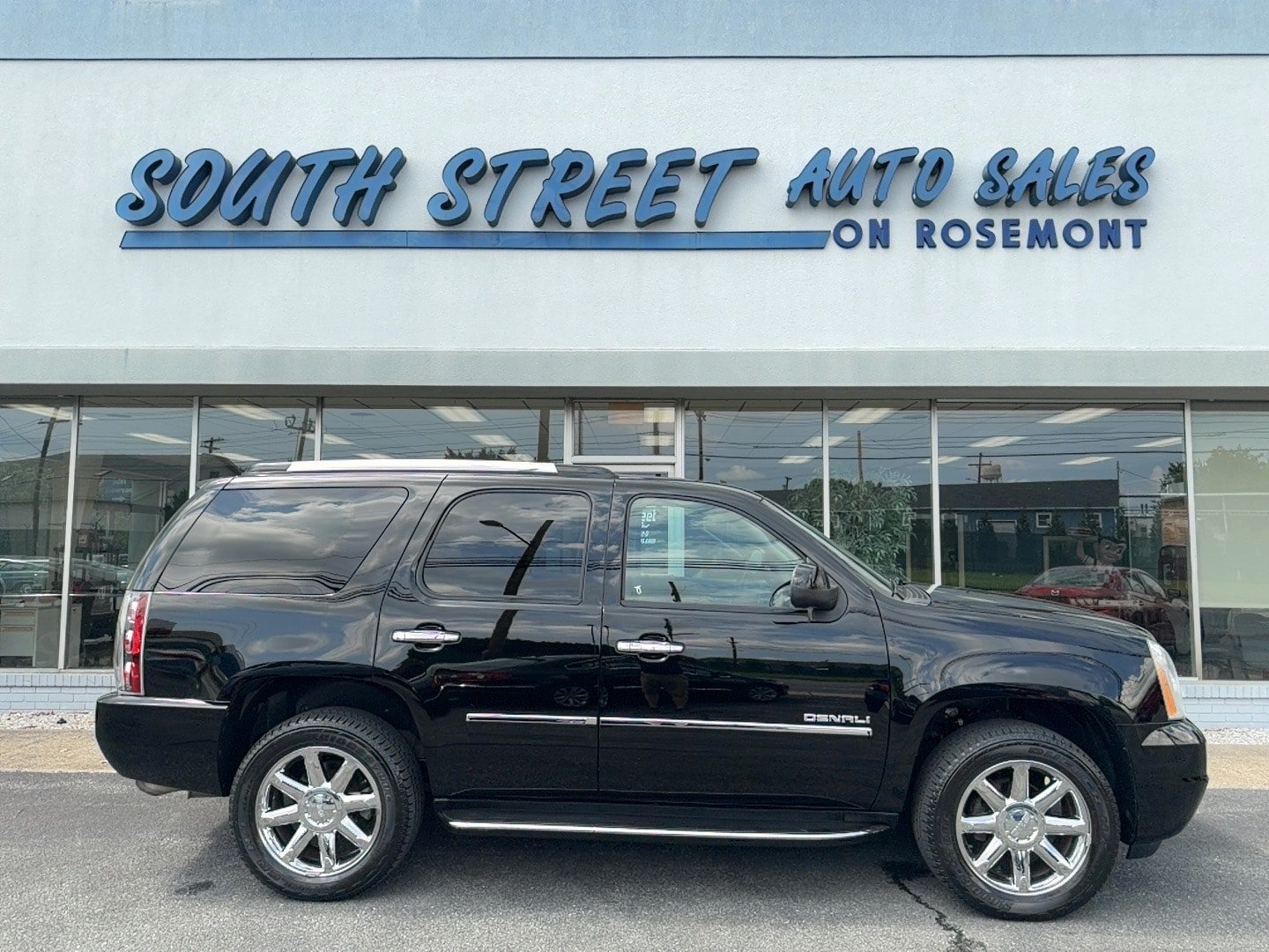Used 2013 GMC Yukon Denali AWD/4WD image 1