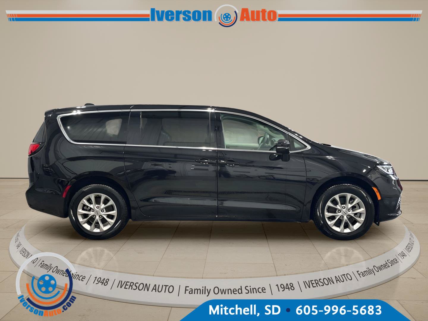 Used 2024 Chrysler Pacifica Touring-L AWD/4WD image 10