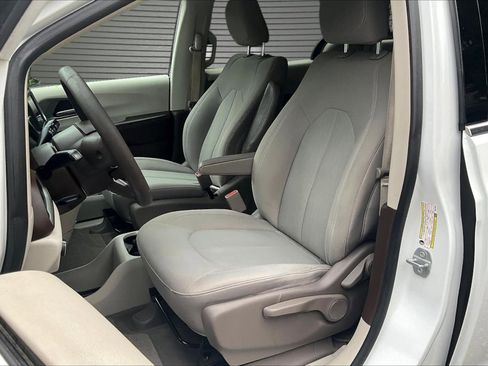Used 2019 Chrysler Pacifica L FWD image 20