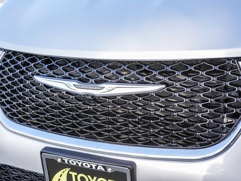 Used 2024 Chrysler Pacifica Touring-L image 5