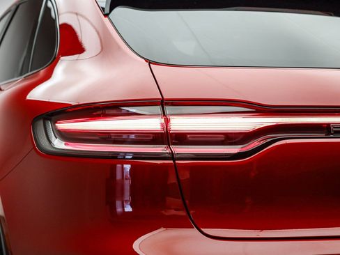 Certified 2025 Porsche Macan image 8