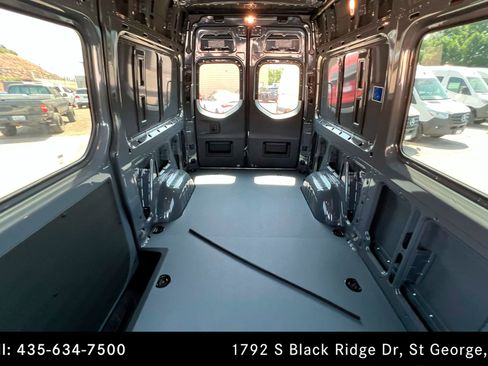 Used 2025 Mercedes-Benz Sprinter 2500 image 23