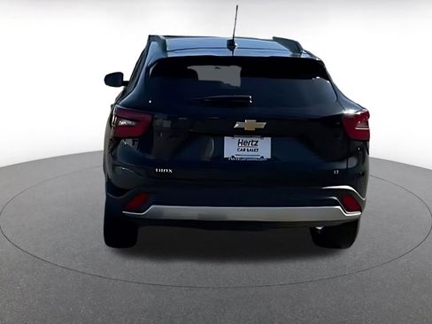 Used 2025 Chevrolet Trax LT image 11