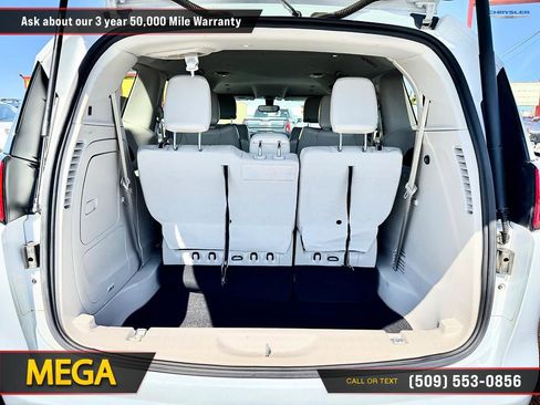 Used 2018 Chrysler Pacifica Touring-L FWD image 28