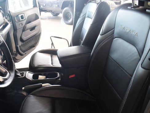 Used 2018 Jeep Wrangler Unlimited Sahara AWD/4WD image 31