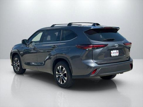 Certified 2025 Toyota Highlander XLE FWD image 7