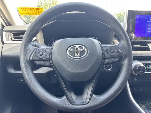 Used 2025 Toyota RAV4 XLE AWD/4WD image 17