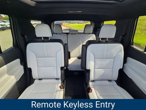 Certified 2025 Chevrolet Traverse High Country FWD image 13