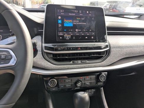 Used 2025 Jeep Compass Latitude image 20