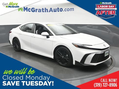 Used 2025 Toyota Camry SE FWD image 1