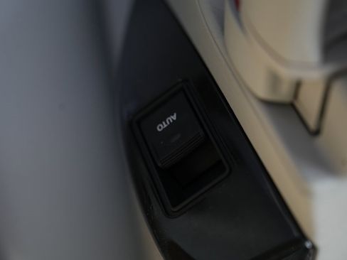 Used 2011 Toyota Sienna image 28