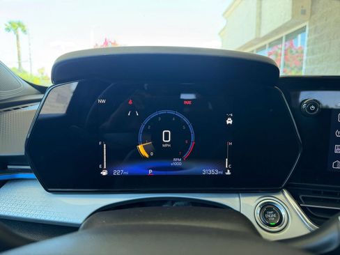 Used 2025 Chevrolet Trax LT FWD image 38