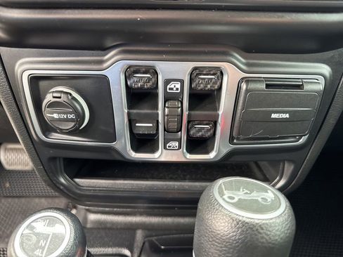 Used 2020 Jeep Wrangler Unlimited Sahara image 35