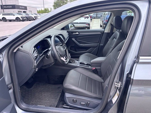 Used 2024 Volkswagen Jetta SE w/ Panoramic Sunroof Package FWD image 13