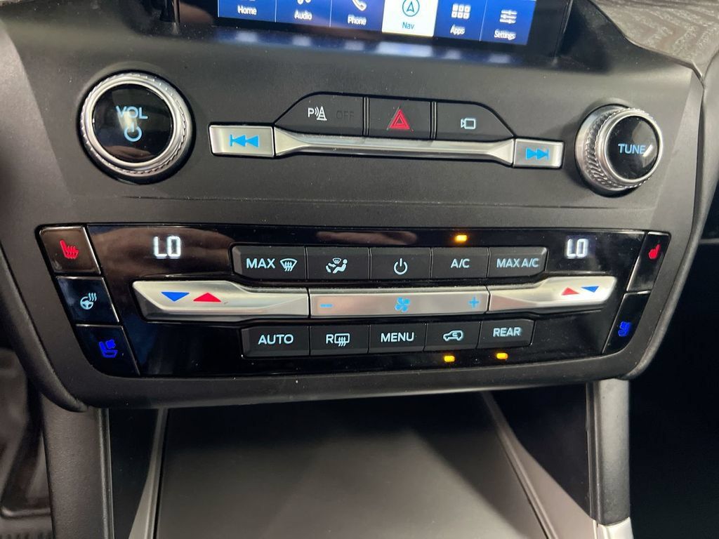 Used 2020 Ford Explorer Platinum w/ Premium Technology Package AWD/4WD image 16