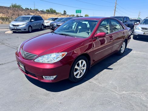 Used 2005 Toyota Camry XLE FWD image 2