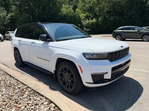Used 2023 Jeep Grand Cherokee L Summit w/ Advanced Protech Group IV AWD/4WD image 3