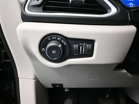 Used 2024 Chrysler Pacifica Touring-L FWD image 30