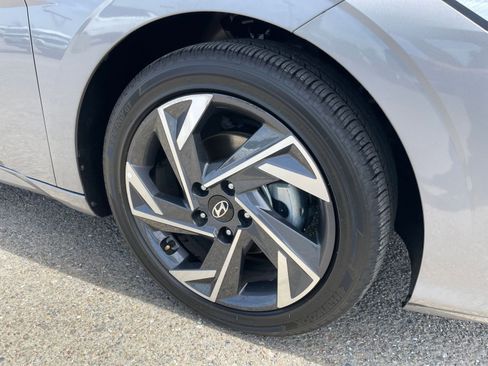 Used 2025 Hyundai Elantra Limited image 32