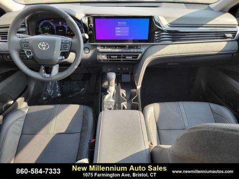 Used 2025 Toyota Camry XLE image 12