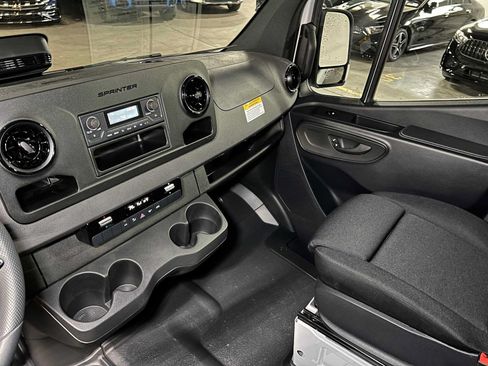 Used 2025 Mercedes-Benz Sprinter 2500 image 32