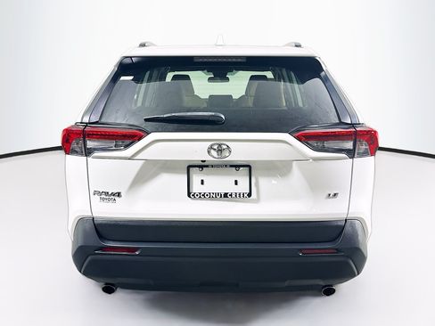 Used 2020 Toyota RAV4 LE FWD image 4