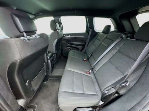 Used 2019 Jeep Grand Cherokee Laredo RWD image 15