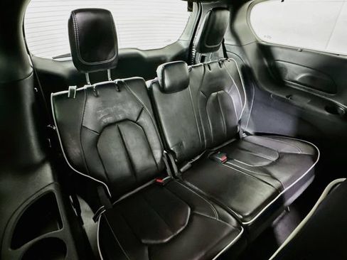 Used 2025 Chrysler Pacifica Limited FWD image 33
