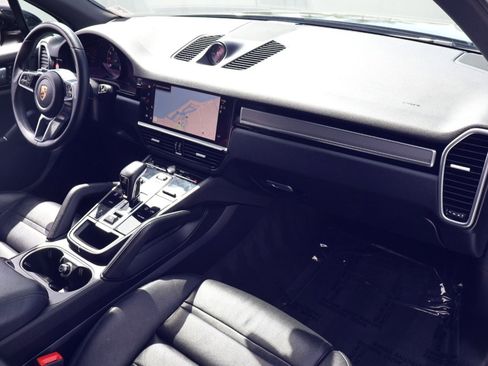 Certified 2023 Porsche Cayenne Platinum Edition image 25
