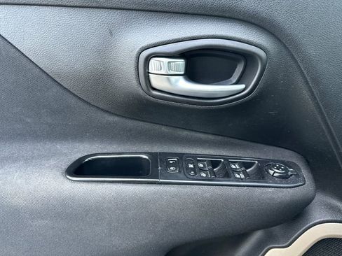 Used 2017 Jeep Renegade Latitude AWD/4WD image 11