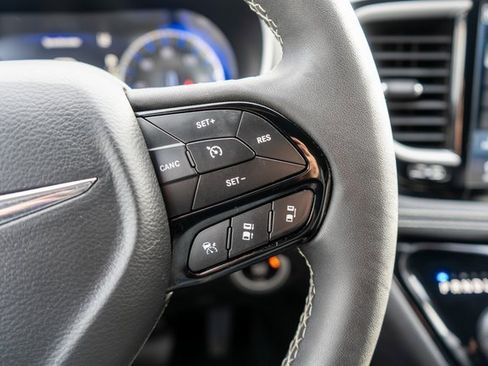 Used 2023 Chrysler Pacifica Touring-L w/ S Appearance Package image 28