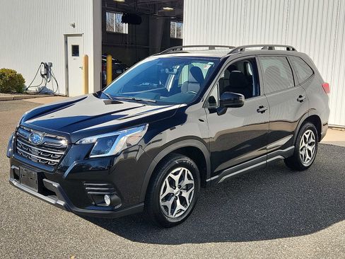 Used 2023 Subaru Forester Premium image 3