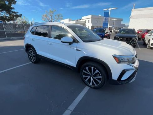 Used 2023 Volkswagen Taos SE image 2