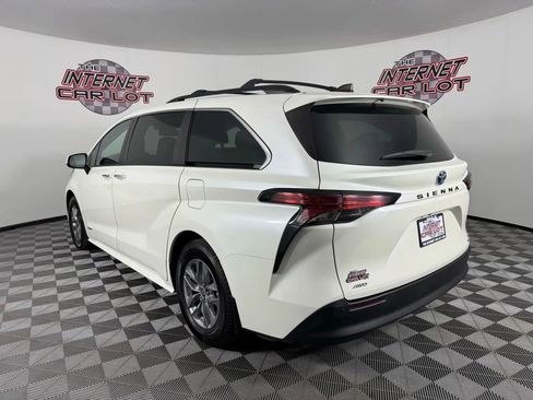 Used 2021 Toyota Sienna XLE image 5