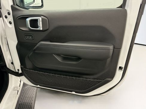 Used 2023 Jeep Wrangler Unlimited Sahara AWD/4WD image 33