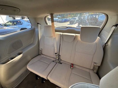 Used 2019 Kia Sedona L image 16