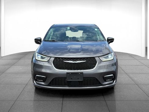 Used 2023 Chrysler Pacifica Touring-L FWD image 2